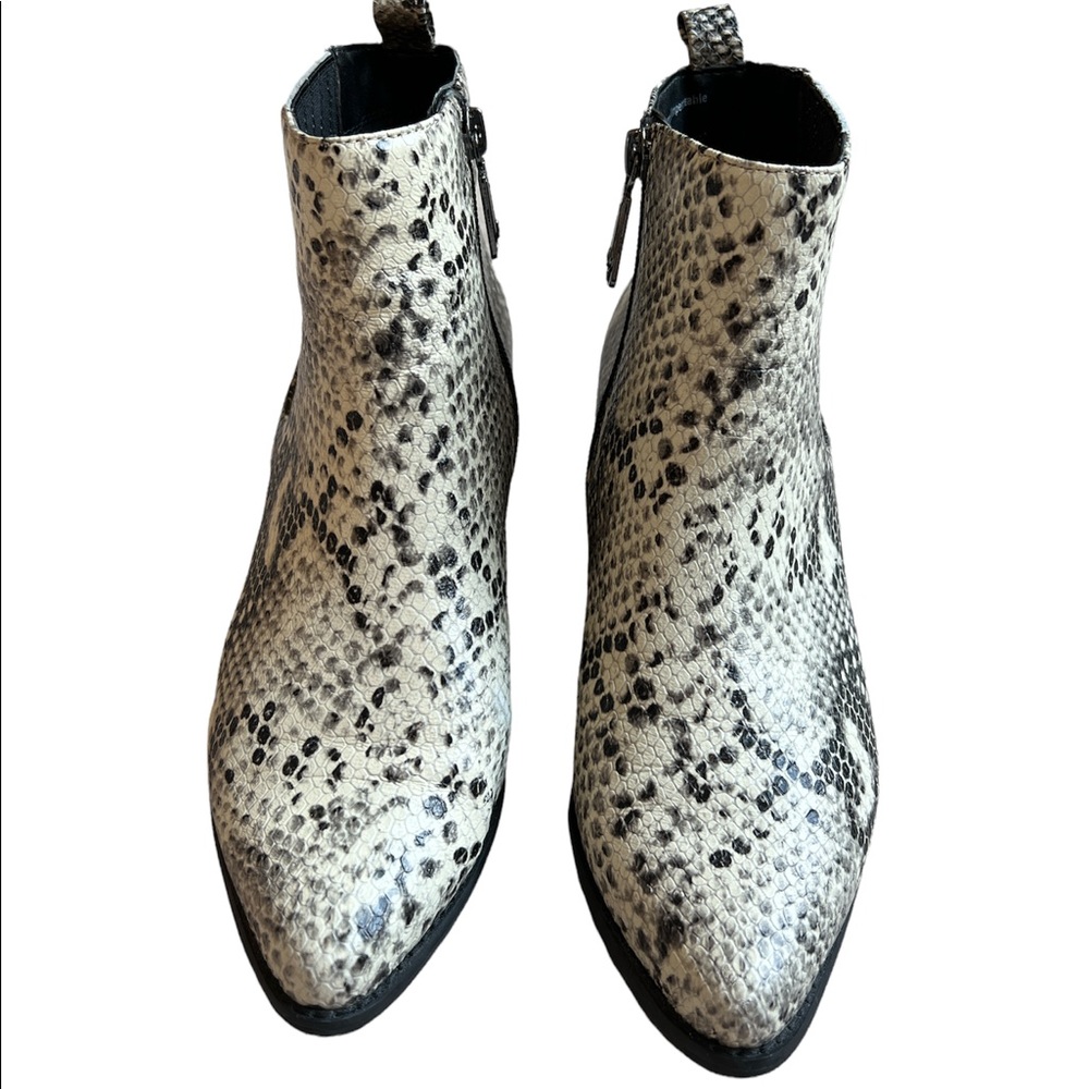 Blondo Elvina Cream Snake Print Waterproof Ankle Boots in Size 8.5 - Like new - Picture 2 of 10